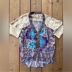 Gimmicks by BKE Blue and Purple Graphic Short Sleeve Blouse